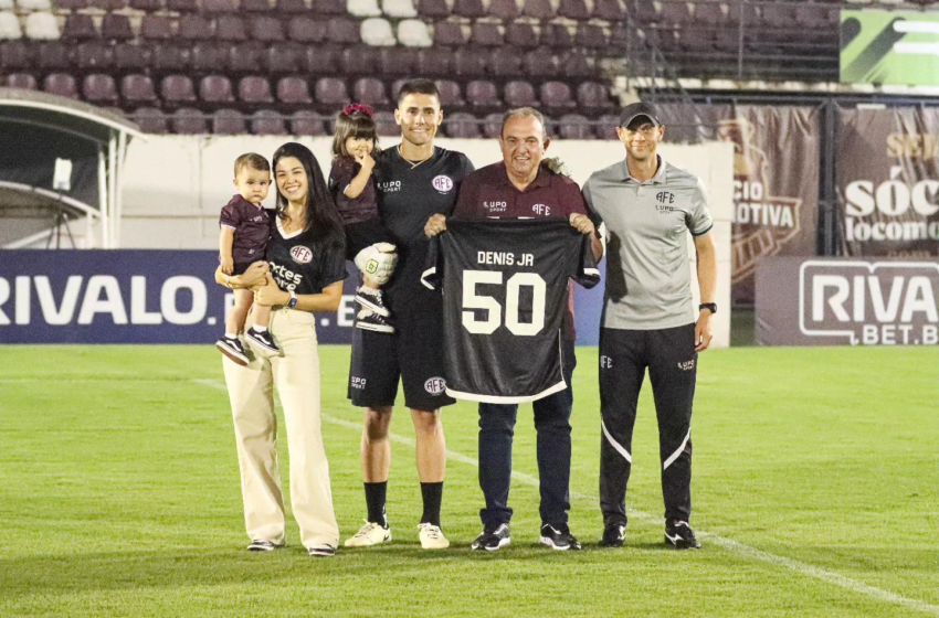  Denis Júnior alcança 50 jogos pela Ferroviária e recebe homenagem!