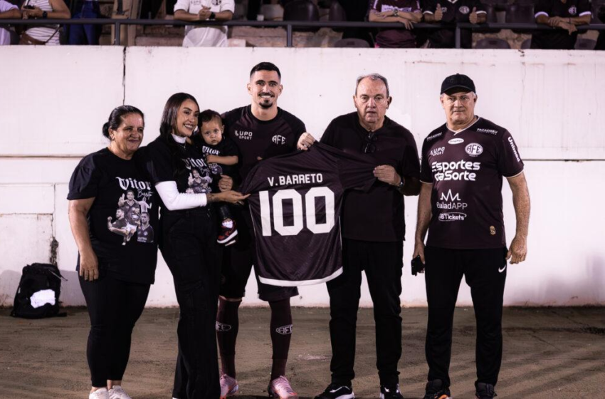  Vitor Barreto completa 100 jogos pela Ferroviária e é homenageado ao lado da família na Fonte Luminosa!