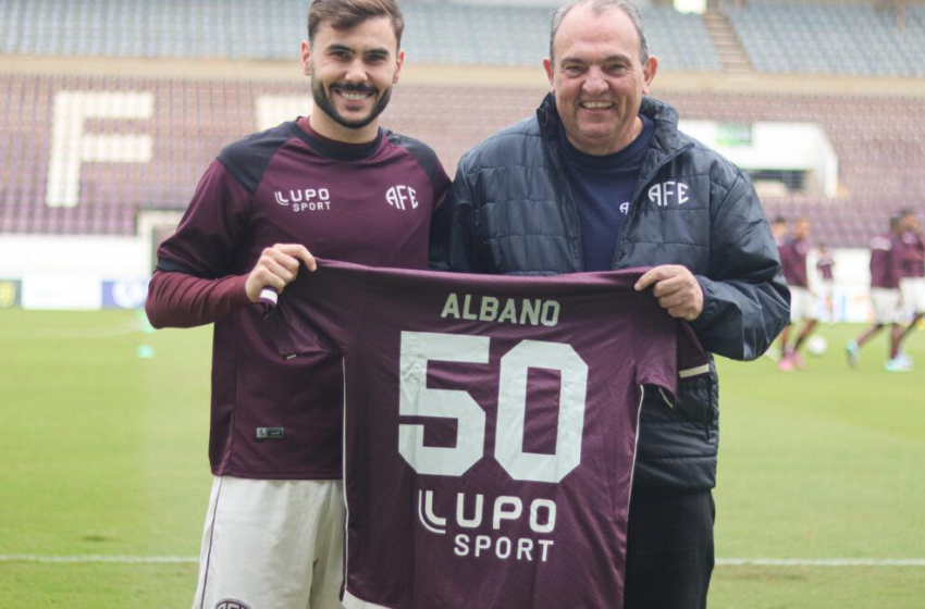  50 vezes Albano: meio-campista recebe camisa comemorativa da Ferroviária!