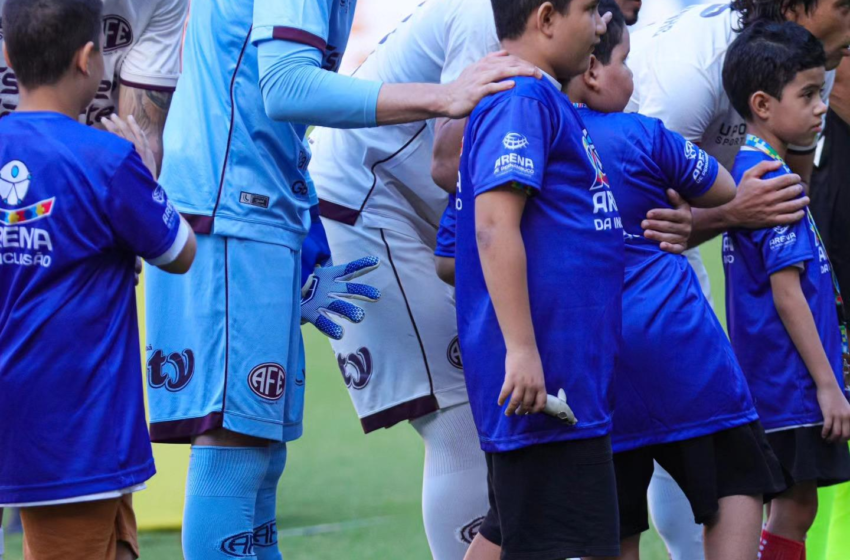  Crianças do Camarote da Inclusão entraram em campo com os jogadores da Ferroviária e do Santa Cruz!