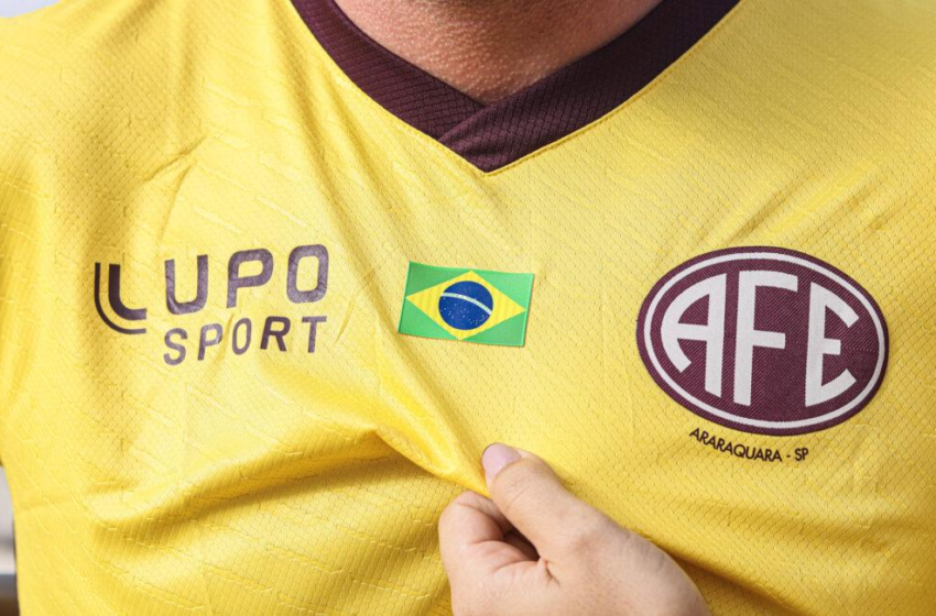  No clima da Copa2026, Ferroviária lança camisa  personalização especial em homenagem ao Brasil