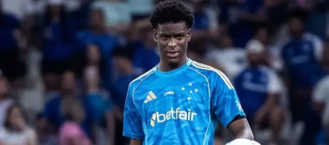  Titular do Cruzeiro vira alvo do Benfica no mercado